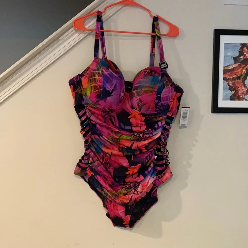 NWT torrid ladder side mesh leaves print swimsuit